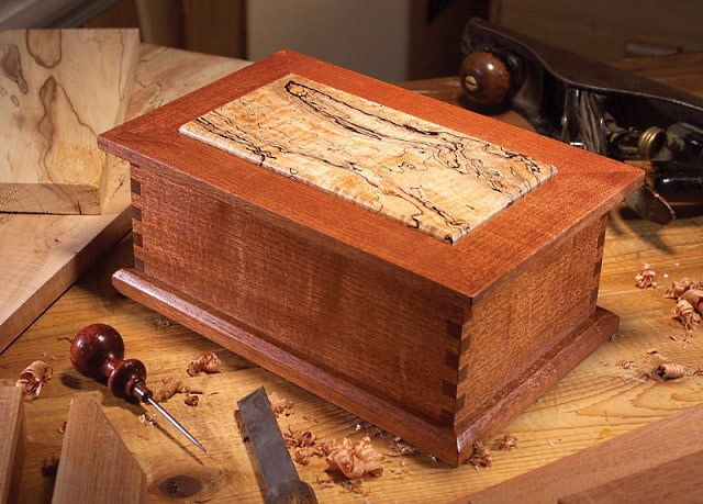 Boîte à bijoux en bois faite à la main avec outils autour