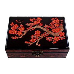 Dessus de la boîte représentant les fleurs rouge d'un cerisier