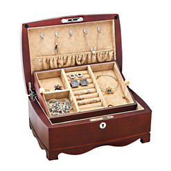 Vue de 3/4 de la boîte en bois vintage (ouverte avec couvercle relevé et remplie de bijoux)
