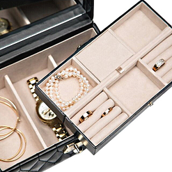 Boîte remplie de bijoux vue de dessus avec son plateau amovible soulevé