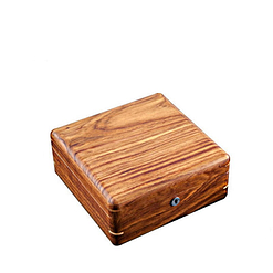 Vue de 3/4 de la boîte à bijoux en bois avec compartiment (fermée)