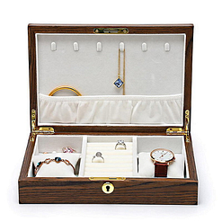 Vue de face de la boîte à bijoux bois bagues et montres (ouverte)