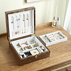 Vue de 3/4 de la boîte à bijoux en bois carrée (ouverte , avec bijoux et posée sur tables)
