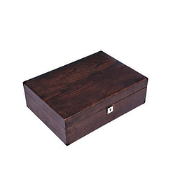 Vue de 3/4 de la boîte à bijoux en bois compartimentée (fermée)
