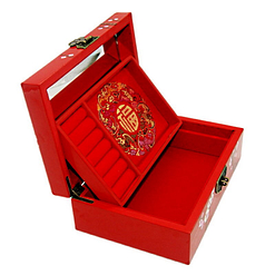 Vue de face de la boîte à bijoux originale 'cerisier' rouge (ouverte)