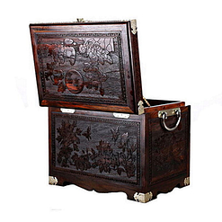 Vue arrière de la grande boîte à bijoux en bois artisanale, présentant les gravures du dessus et de la face arrière