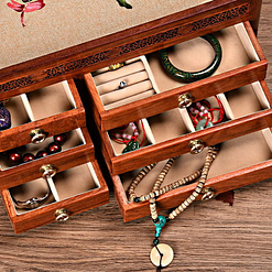 Vue des compartiments ouverts de la grande boîte à bijoux en bois originale
