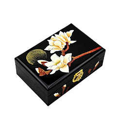 Vue de 3/4 de la boîte à bijoux originale magnolia noir