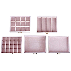 Compartiments de la boîte à bijoux en cuir blanc tiroirs et portes