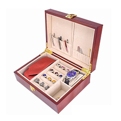 Vue de 3/4 de la boîte à bijoux en bois classique (ouverte avec bijoux)