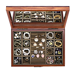 Vue de dessus du plateau supérieur de la boîte à bijoux en bois fleurs (avec bijoux)