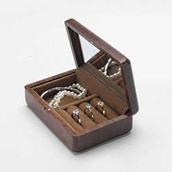 Vue de 3/4 de la boîte à bijoux en bois de voyage (ouverte, avec bijoux)