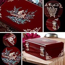 Collage de 4 photos présentant des détails de la boîte à bijoux originale laquée rouge (couvercle, charnières et poignée)
