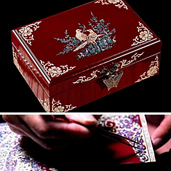Collage de 2 photos présentant le couvercle de la boîte à bijoux originale laquée rouge