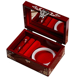 Vue de 3/4 de la boîte à bijoux originale laquée rouge (ouverte)