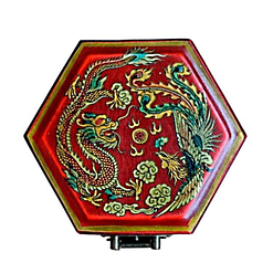 Vue du couvercle et des décorations de la boîte à bijoux originale rouge hexagonale