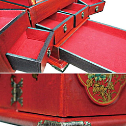 Vue de 3/4 de la boîte à bijoux originale rouge rectangulaire (compartiments)
