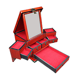 Vue de 3/4 de la boîte à bijoux originale rouge rectangulaire (ouverte)