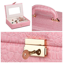 Collage de trois photos présentant les détails de la boîte à bijoux compartimentée (étui de voyage, poignée et fermoir)