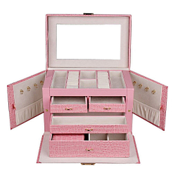 Vue de face de la grande boîte à bijoux en cuir rose compartimentée (tous rangements ouverts)
