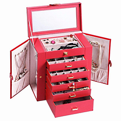 Vue de 3/4 de la grande boîte à bijoux en cuir rouge à 5 tiroirs (ouverte, avec bijoux)