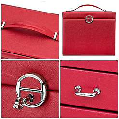 Collage de 4 photos présentant les détails extérieurs de la grande boîte à bijoux en cuir rouge à portes (poignées, fermoir...)