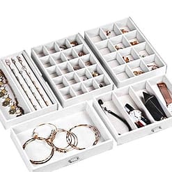 Compartiments de la boîte à bijoux en cuir blanc design