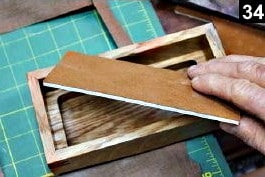 Une doublure en tissu a été appliquée sur le fond de la boîte à bijoux en bois rectangulaire