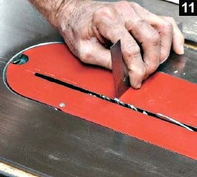 La hauteur de la scie de table est réglée à 5 mms pour une coupe.