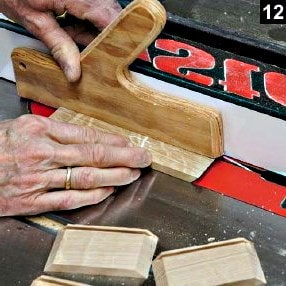 Coupe des parois de la boîte à bijoux en bois rectangulaire sur table à scier avec guide