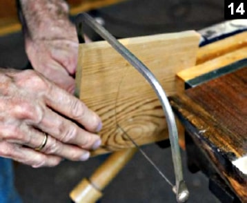 La découpe du couvercle de la boîte à bijoux est réalisée avec une scie à chantourner