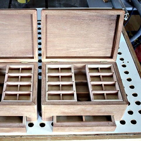 2 boîtes brutes équipées (tiroirs + plateaux) avec couvercles ouverts