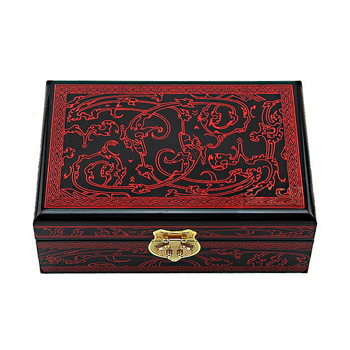 Vue de face du dessus de la boîte à bijoux originale rouge