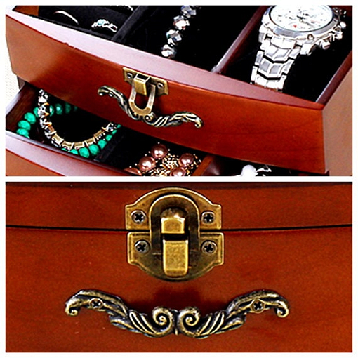 Collage de 2 photos détaillant les tiroirs et la serrure de la boîte ancienne