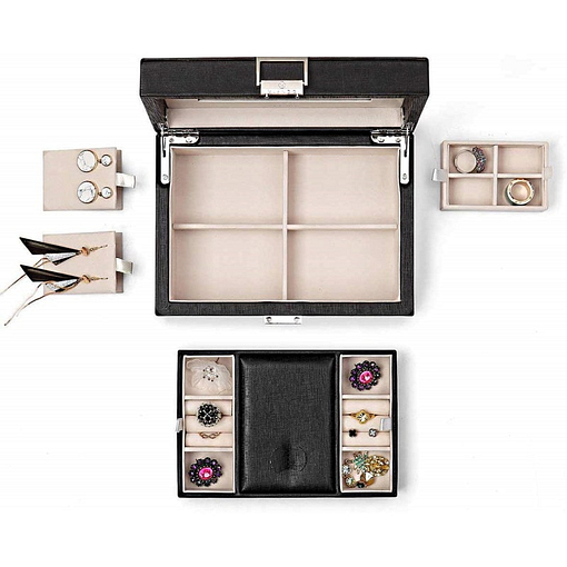 Vue aérienne présentant tous les compartiments de la boîte à bijoux en cuir de luxe