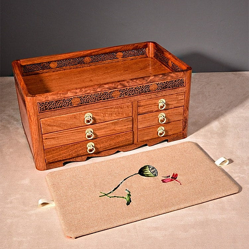 Tapis supérieur de la grande boîte à bijoux en bois originale (enlevé et posé sur une table)
