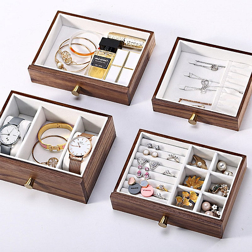 Vue des 4 compartiments de la boîte à bijoux en bois à tiroir vertical (posés à plat)