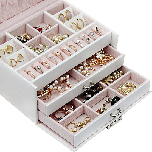 Zoom sur les tiroirs de la boîte à bijoux en cuir blanc à double tiroir (ouverts, avec bijoux)