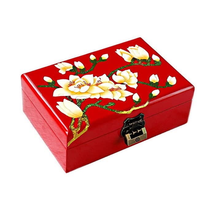 Vue de 3/4 du dessus de la boîte représentant les fleurs blanches d'un prunier rouge