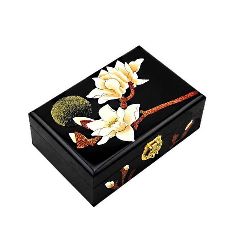 Vue de 3/4 de la boîte à bijoux originale magnolia noir