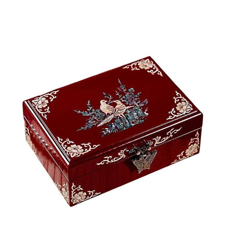 Vue de 3/4 de la boîte à bijoux originale laquée rouge