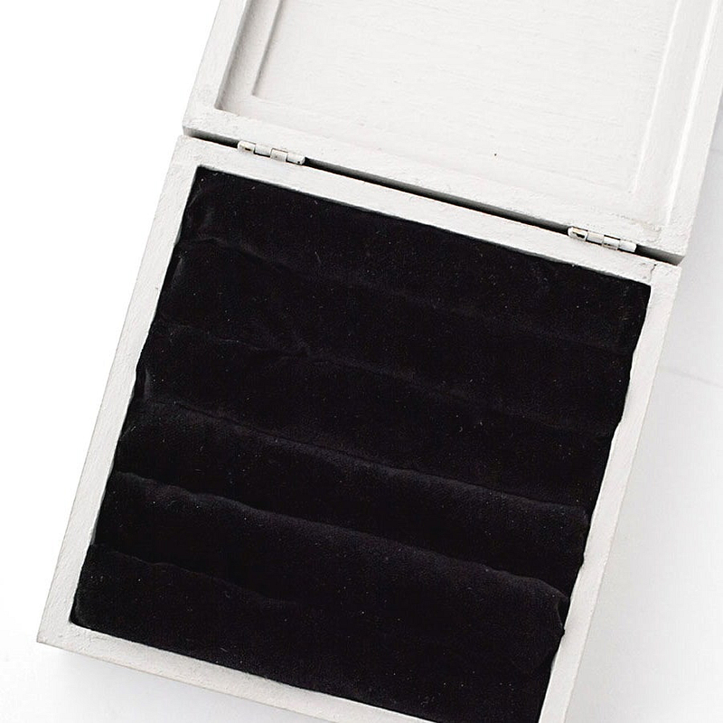 Boîte ouverte présentant son intérieur en tissu velours noir