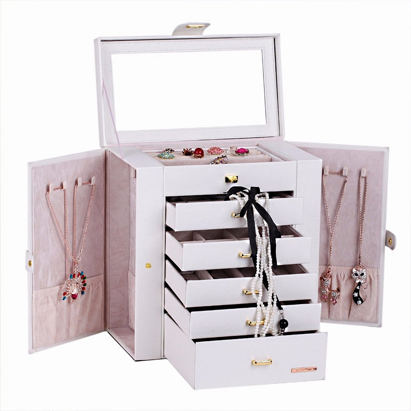 Vue de 3/4 de la boîte à bijoux en cuir blanc tiroirs et portes (ouverte, avec bijoux)