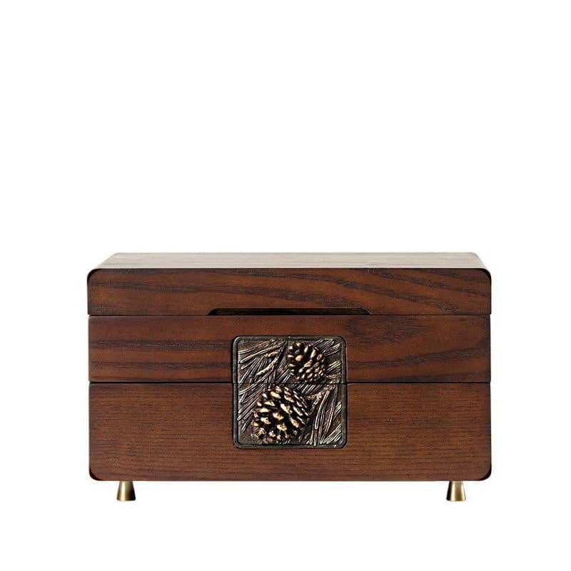 Vue de face de la boîte à bijoux en bois sculpté (fermée)